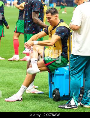 Cristiano RONALDO, Por 7 change de chaussures dans le meilleur des 16 match PORTUGAL, Slovénie. , . Le 01 juillet 2024 à Francfort, Allemagne. Photographe : ddp images/STAR-images crédit : ddp Media GmbH/Alamy Live News Banque D'Images