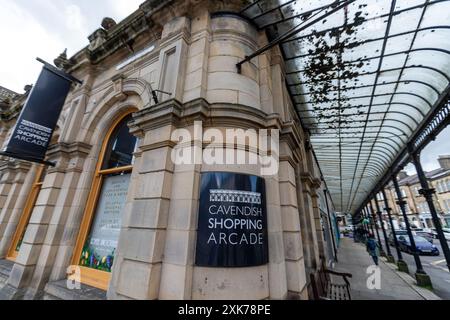 Cavendish shopping arcade, Buxton est une ville thermale dans le Borough of High Peak, Derbyshire, Angleterre, Royaume-Uni Banque D'Images