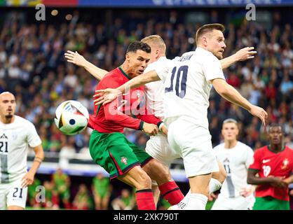 Francfort, Allemagne. 01 juillet 2024. Cristiano RONALDO, Por 7 Competition for the ball, Tackling, duel, header, zweikampf, action, lutte contre Timi Elsnik, SVN 10 dans le meilleur des 16 match PORTUGAL - SLOVÉNIE 3-0 N.E. des Championnats d'Europe de l'UEFA 2024 le 01 juillet 2024 à Francfort, Allemagne. Photographe : ddp images/STAR-images crédit : ddp Media GmbH/Alamy Live News Banque D'Images