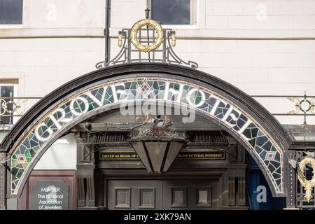 The Grove Hotel, Pigeon dans un nid entouré de pointes d'oiseaux, Buxton est une ville thermale dans le Borough of High Peak, Derbyshire, Angleterre, Royaume-Uni Banque D'Images