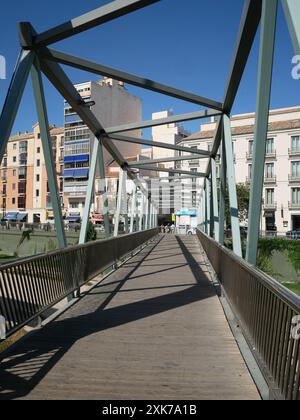 Pont Puente de la Trinidad à Malaga, Espagne. La passerelle de Trinidad (Puente de la Trinidad), reliant les rives de la rivière Guadalmedina à Malaga, Banque D'Images