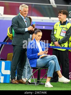 Francfort, Allemagne. 01 juillet 2024. Fotostory : Esther Sedlaczek, présentatrice ARD Sport Moderatorin, Sportmoderatorin, Journalistin denkt ihre Maskenbildnerin macht ihre Haare, aber Bastian SCHWEINSTEIGER, Co-modérateur ARD Hat uebernommen dans le meilleur des 16 matchs PORTUGAL - SLOVÉNIE 3-0 N.E. des Championnats d'Europe de l'UEFA 2024 le 01 juillet 2024 à Francfort, Allemagne. Photographe : ddp images/STAR-images crédit : ddp Media GmbH/Alamy Live News Banque D'Images