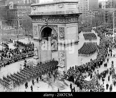 Parade de la 82e division aéroportée de l'armée américaine, Washington Square, Greenwich Village, New York City, New York, USA, Al Ravenna, New York World-Telegram et The Sun Newspaper Photograph Collection, janvier 1946 Banque D'Images