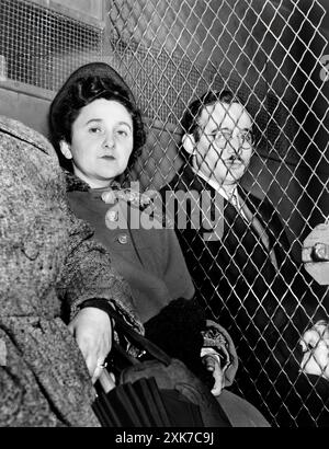 Ethel et Julius Rosenberg, séparés par un écran de fil de fer lourd alors qu'ils quittent le tribunal américain après avoir été reconnus coupables d'espionnage par un jury, New York City, New York, USA, Roger Higgins, New York World-Telegram et The Sun Newspaper Photograph Collection, mars 1951 Banque D'Images