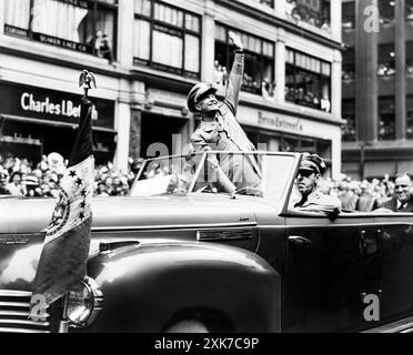 Le général américain Dwight D. Eisenhower fait des vagues de l'automobile pendant le défilé de téléscripteurs, New York City, New York, USA, Fred Palumbo, New York World-Telegram et The Sun Newspaper Photograph Collection, 19 juin 1945 Banque D'Images