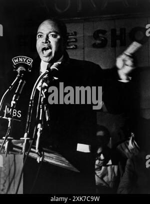 James Farmer, militant américain des droits civiques, s'exprimant devant des microphones devant l'hôtel Theresa, New York City, New York, États-Unis, Stanley Wolfson, New York World-Telegram et The Sun Newspaper Photograph Collection, 1965 Banque D'Images