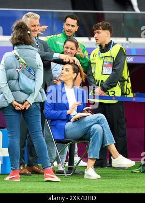 Francfort, Allemagne. 01 juillet 2024. Fotostory : Esther Sedlaczek, présentatrice ARD Sport Moderatorin, Sportmoderatorin, Journalistin denkt ihre Maskenbildnerin macht ihre Haare, aber Bastian SCHWEINSTEIGER, Co-modérateur ARD Hat uebernommen dans le meilleur des 16 matchs PORTUGAL - SLOVÉNIE 3-0 N.E. des Championnats d'Europe de l'UEFA 2024 le 01 juillet 2024 à Francfort, Allemagne. Photographe : ddp images/STAR-images crédit : ddp Media GmbH/Alamy Live News Banque D'Images
