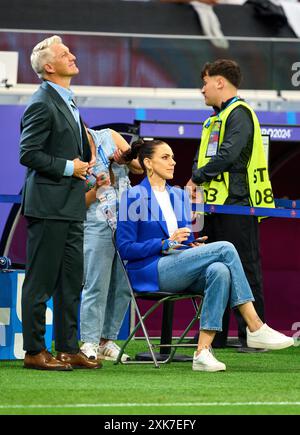 Francfort, Allemagne. 01 juillet 2024. Fotostory : Esther Sedlaczek, présentatrice ARD Sport Moderatorin, Sportmoderatorin, Journalistin denkt ihre Maskenbildnerin macht ihre Haare, aber Bastian SCHWEINSTEIGER, Co-modérateur ARD Hat uebernommen dans le meilleur des 16 matchs PORTUGAL - SLOVÉNIE 3-0 N.E. des Championnats d'Europe de l'UEFA 2024 le 01 juillet 2024 à Francfort, Allemagne. Photographe : ddp images/STAR-images crédit : ddp Media GmbH/Alamy Live News Banque D'Images