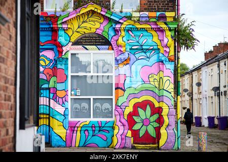 Ringo Starr's Childhood Home (rose) 10 Admiral Grove, Liverpool avec une peinture murale de lui-même sur l'Empress Pub à Toxteth le pub figurait sur son album Banque D'Images