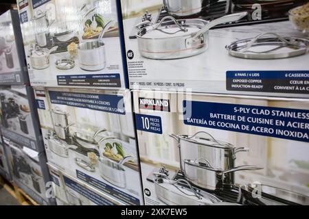 Los Angeles, Californie, États-Unis - 04-06-2021 : vue de plusieurs boîtes de batterie de cuisine Kirkland signature 10 pièces en acier inoxydable, chez Costco. Banque D'Images