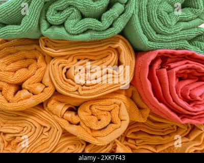 Serviettes de bain ou serviettes de cuisine colorées enroulées en gros plan Banque D'Images