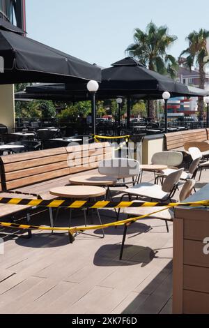 Terrasse d'été fermée du café ou du restaurant Banque D'Images