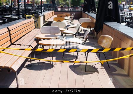 Terrasse d'été fermée du café ou du restaurant Banque D'Images