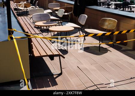 Terrasse d'été fermée du café ou du restaurant Banque D'Images