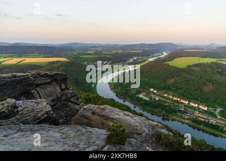 Tôt le matin dans le parc national de la Suisse saxonne. Vue depuis la haute falaise de la rivière Elbe tordue, champs verdoyants et prairies dans la vallée. La vie Banque D'Images