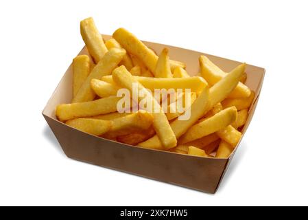 Les frites dans le carton prennent place plateau isolé sur blanc avec chemin de coupe inclus Banque D'Images