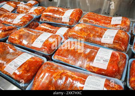 Los Angeles, Californie, États-Unis - 04-06-2021 : vue de plusieurs paquets de côtes de bœuf marinées Kirkland signature, chez Costco. Banque D'Images