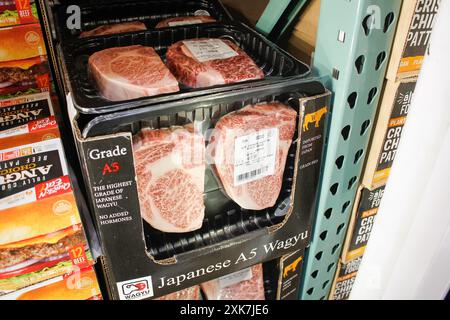 Los Angeles, Californie, États-Unis - 04-06-2021 : vue de plusieurs paquets de steak Wagyu de qualité A5, exposés dans un magasin Costco local. Banque D'Images