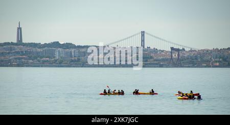 Petits bateaux de plaisance, voiliers sur la rivière Tejo sous la toile de fond des usines. Barreiro-Portugal Banque D'Images