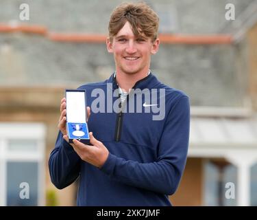 Troon, South Ayrshire, Écosse, Royaume-Uni. 21 juillet 2024 ; Royal Troon Golf Club, Troon, South Ayrshire, Écosse ; The Open Championship final Round ; Calum Scott montre la médaille d'argent pour la plus haute finale par et amateur à l'Open Championship 2024 crédit : action plus Sports images/Alamy Live News Banque D'Images