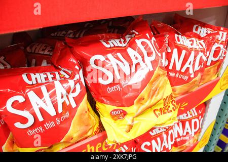 Los Angeles, Californie, États-Unis - 04-06-2021 : une vue de plusieurs paquets de crackers Cheez-It Snap'd, exposés dans une épicerie locale. Banque D'Images