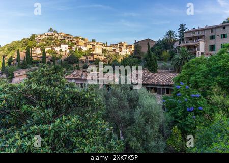 Superbe paysage urbain du petit village côtier de Deia à Majorque, Espagne. Maisons traditionnelles mitoyennes sur des collines entourées d'arbres verdoyants. Touriste de Banque D'Images