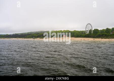 Côte de la ville touristique de Zinnowitz sur la mer Baltique. Balancez-vous sur la plage. Grande roue. UtiliséOn. Allemagne Banque D'Images