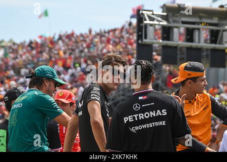 Mogyorod, Hongrie. 21 juillet 2024. George Russell (GBR) discutant avec Lewis Hamilton (GBR) - Mercedes-AMG PETRONAS F1 Team - Mercedes W15 - Mercedes E performance lors de la parade des pilotes sur Raceday le dimanche 21 juillet, du Grand Prix de Hongrie de formule 1 2024, prévu sur Hungaroring Track à Mogyorod, Budapest, Hongrie, 19 juillet au 21 juillet 2024 crédit : Alessio de Marco/Alamy Live News Banque D'Images