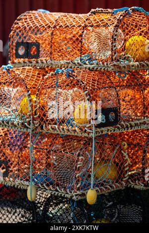 Cages à homard empilées sur terre Banque D'Images