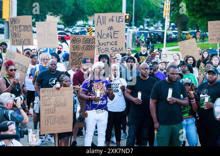 MILWAUKEE, WISCONSIN - 16 JUILLET : activistes, amis et famille assistent à une veillée pour Samuel Sharpe Jr. Qui a été abattu par cinq policiers de l'Ohio à Milwaukee pour la Convention nationale républicaine (RNC) le 16 juillet 2024 à Milwaukee, Wisconsin. Sharpe, un Afro-américain qui vivait dans un camp de sans-abri se défendait avant d’être abattu par la police qui était dans la ville pour le RNC, selon des témoins. Le RNC qui conclura avec l'ancien président Donald Trump acceptant la nomination présidentielle de son parti. Banque D'Images