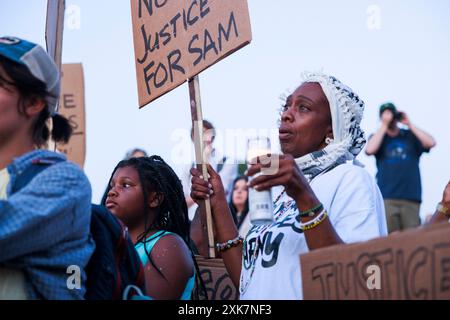 MILWAUKEE, WISCONSIN - 16 JUILLET : activistes, amis et famille assistent à une veillée pour Samuel Sharpe Jr. Qui a été abattu par cinq policiers de l'Ohio à Milwaukee pour la Convention nationale républicaine (RNC) le 16 juillet 2024 à Milwaukee, Wisconsin. Sharpe, un Afro-américain qui vivait dans un camp de sans-abri se défendait avant d’être abattu par la police qui était dans la ville pour le RNC, selon des témoins. Le RNC qui conclura avec l'ancien président Donald Trump acceptant la nomination présidentielle de son parti. Banque D'Images