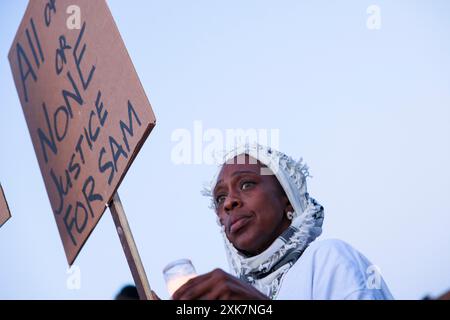 MILWAUKEE, WISCONSIN - 16 JUILLET : activistes, amis et famille assistent à une veillée pour Samuel Sharpe Jr. Qui a été abattu par cinq policiers de l'Ohio à Milwaukee pour la Convention nationale républicaine (RNC) le 16 juillet 2024 à Milwaukee, Wisconsin. Sharpe, un Afro-américain qui vivait dans un camp de sans-abri se défendait avant d’être abattu par la police qui était dans la ville pour le RNC, selon des témoins. Le RNC qui conclura avec l'ancien président Donald Trump acceptant la nomination présidentielle de son parti. Banque D'Images