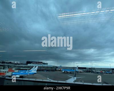 Haarlemmermeer, pays-Bas - 3 juillet 2024 : avions modernes à l'aéroport d'Amsterdam Schiphol Banque D'Images