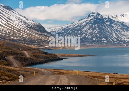 Reydarfjordur Reydarfjord et les montagnes de la région du col Oddsskaro dans les Fjords de l'Est Région de l'Est de l'Islande, de l'Europe Banque D'Images