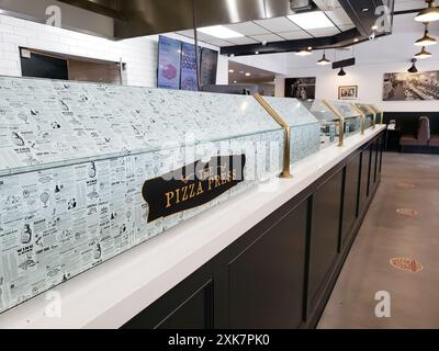 Anaheim, Californie, États-Unis - 24-04-2019 : une vue d'un panneau au comptoir du restaurant Pizza Press. Banque D'Images