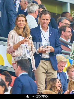 Oliver Bierhoff (R) mit Ehefrau Klara Szalantzy (l), Oliver Kahn dans le match de demi-finale ESPAGNE - FRANCE 2-1 des Championnats d'Europe de l'UEFA 2024 le 9 juillet 2024 à Munich, Allemagne. Photographe : Peter Schatz Banque D'Images