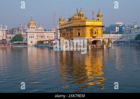 Pèlerin sikh, piscine sacrée, Temple d'Or, Amritsar, Punjab du Nord, Inde, Asie Banque D'Images