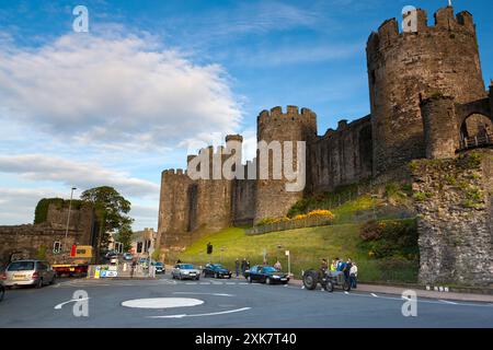 Vue sur le château de Conwy, site classé au patrimoine mondial de l'UNESCO, et la rivière Conwy depuis les remparts de la ville. Il a été construit entre 1283 et 1289 pendant le roi Édouard Ier. Banque D'Images