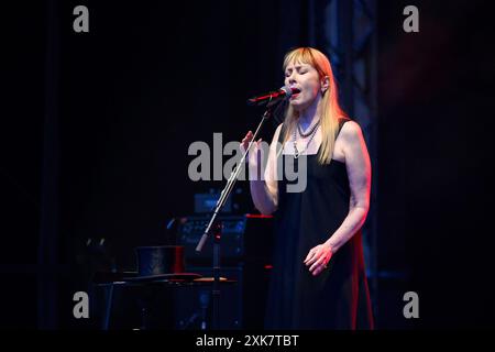 Sängerin Suzanne Vega BEI ihrem Konzert live im Renaissancehof der Kulmbacher Plassenburg. Kulmbach, 20.07.2024 Bayern Deutschland *** chanteuse Suzanne Vega lors de son concert live dans la cour Renaissance de Kulmbachs Plassenburg Kulmbach, 20 07 2024 Bayern Allemagne Copyright : xDwixAnoraganingrumx Banque D'Images