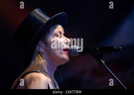 Sängerin Suzanne Vega BEI ihrem Konzert live im Renaissancehof der Kulmbacher Plassenburg. Kulmbach, 20.07.2024 Bayern Deutschland *** chanteuse Suzanne Vega lors de son concert live dans la cour Renaissance de Kulmbachs Plassenburg Kulmbach, 20 07 2024 Bayern Allemagne Copyright : xDwixAnoraganingrumx Banque D'Images