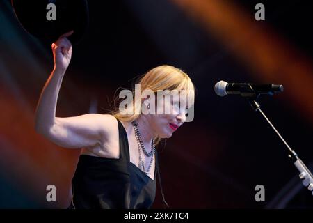 Sängerin Suzanne Vega BEI ihrem Konzert live im Renaissancehof der Kulmbacher Plassenburg. Kulmbach, 20.07.2024 Bayern Deutschland *** chanteuse Suzanne Vega lors de son concert live dans la cour Renaissance de Kulmbachs Plassenburg Kulmbach, 20 07 2024 Bayern Allemagne Copyright : xDwixAnoraganingrumx Banque D'Images