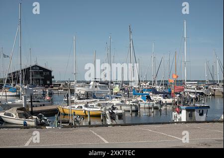 Hundested marina vith voiliers amarrés et parkings au premier plan, Danemark, 21 juillet 2024 Banque D'Images