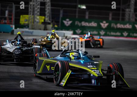 Les pilotes ABT Cupra Lucas Di Grassi et Nico Muller courent lors de la course de formule E-Prix Hankook Londres 1 à Excel Centre. Banque D'Images