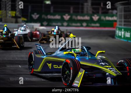 Les pilotes ABT Cupra Lucas Di Grassi et Nico Muller courent lors de la course de formule E-Prix Hankook Londres 1 à Excel Centre. Banque D'Images