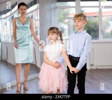 Preteen garçon et fille répétant polka dans un studio de chorégraphie Banque D'Images