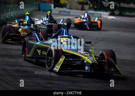 Les pilotes ABT Cupra Lucas Di Grassi et Nico Muller courent lors de la course de formule E-Prix Hankook Londres 1 à Excel Centre. Banque D'Images