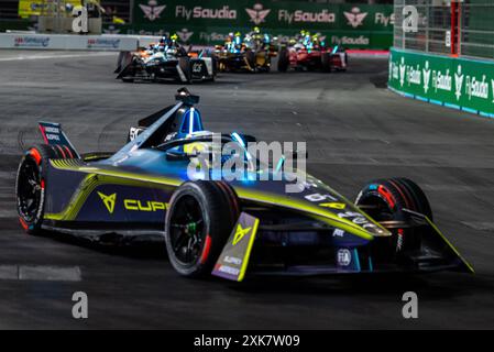 Les pilotes ABT Cupra Lucas Di Grassi et Nico Muller courent lors de la course de formule E-Prix Hankook Londres 1 à Excel Centre. Banque D'Images