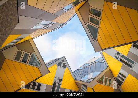 Paysage urbain - vue des maisons Cube (Kubuswoningen) de dessous dans la ville Rotterdam, Hollande du Sud, pays-Bas Banque D'Images