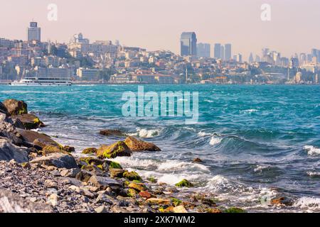 Paysage de la ville d'été - vue sur le Bosphore et le quartier historique de Besiktas, Istanbul, en Turquie Banque D'Images