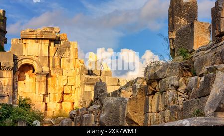 Paysage urbain méditerranéen d'été - vue sur les ruines du théâtre dans l'ancienne ville de Myra, près de la Demre, province d'Antalya en Turquie Banque D'Images